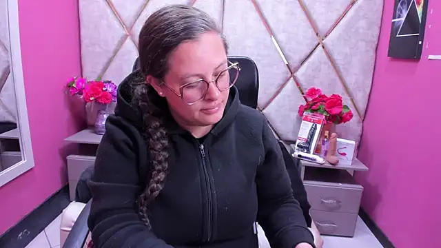 Snapshot of SaraThomso chatting on 11-28-25, 01:47 SaraThomso online show from 11-28-25, 01:47