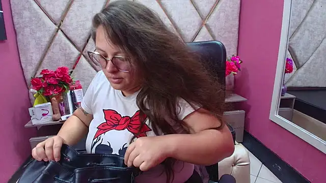 Snapshot of SaraThomso chatting on 12-02-25, 01:50 SaraThomso online show from 12-02-25, 01:50