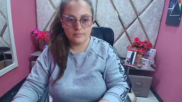 Snapshot of SaraThomso chatting on 12-04-25, 01:20 SaraThomso online show from 12-04-25, 01:20