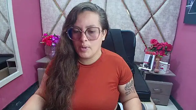 Snapshot of SaraThomso chatting on 12-15-25, 02:32 SaraThomso online show from 12-15-25, 02:32