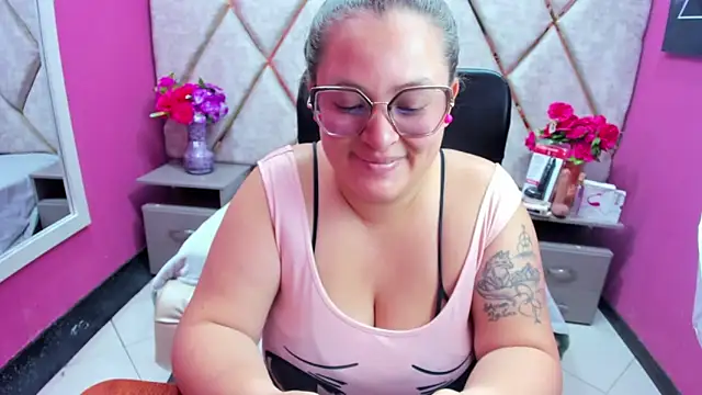 Snapshot of SaraThomso chatting on 12-16-25, 02:22 SaraThomso online show from 12-16-25, 02:22