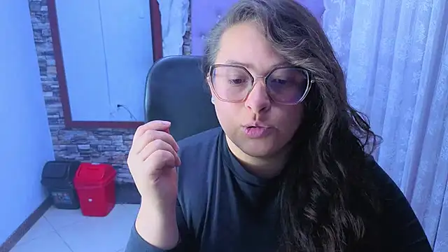 Snapshot of SaraThomso chatting on 12-19-25, 02:13 SaraThomso online show from 12-19-25, 02:13