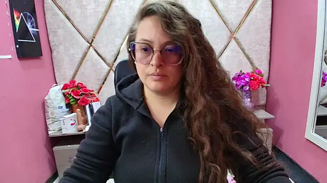 Snapshot of SaraThomso chatting on 12-22-25, 02:36 SaraThomso online show from 12-22-25, 02:36