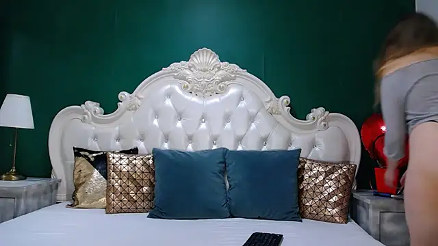 Snapshot of ArielBurn chatting on 02-19-25, 07:27 ArielBurn online show from 02-19-25, 07:27