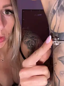 Snapshot of X_JamieLove_X chatting on 10-04-25, 05:11 X JamieLove X online show from 10-04-25, 05:11