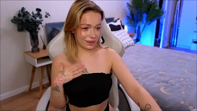 Snapshot of Lily_Yin chatting on 12-15-25, 07:23 Lily Yin online show from 12-15-25, 07:23