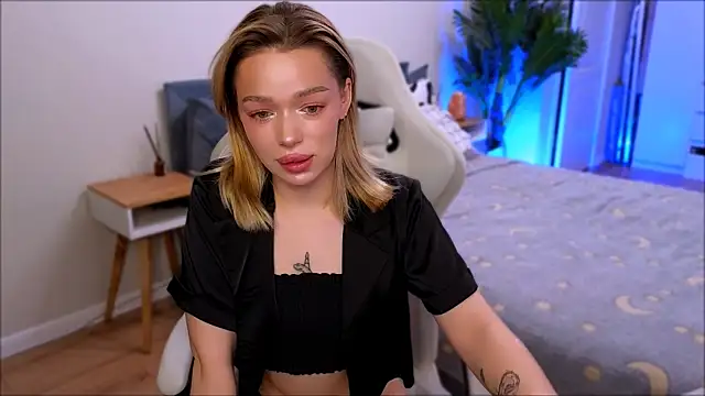 Snapshot of Lily_Yin chatting on 12-18-25, 05:24 Lily Yin online show from 12-18-25, 05:24