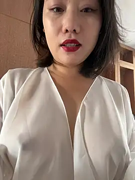 Snapshot of Eliza-E chatting on 05-13-26, 05:16 Eliza-E online show from 05-13-26, 05:16