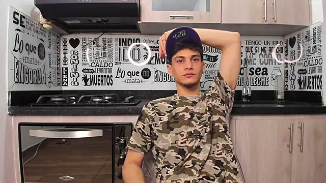 Snapshot of guy_master chatting on 12-24-24, 11:28 guy master online show from 12-24-24, 11:28