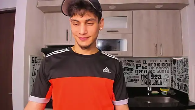 Snapshot of guy_master chatting on 12-30-24, 10:10 guy master online show from 12-30-24, 10:10