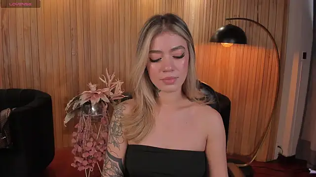 ViolettHansson online show from 11-10-25, 07:02