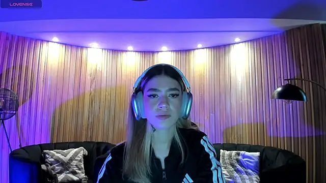 ViolettHansson online show from 03-12-26, 06:14