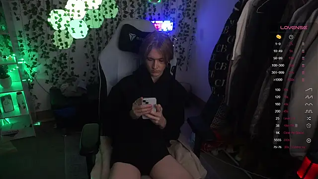 Snapshot of twinkben chatting on 02-14-25, 09:43 twinkben online show from 02-14-25, 09:43