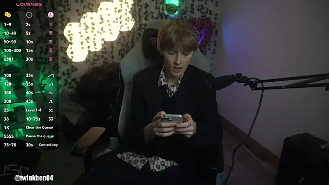 Snapshot of twinkben chatting on 09-25-25, 07:39 twinkben online show from 09-25-25, 07:39