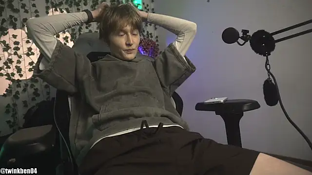 Snapshot of twinkben chatting on 10-21-25, 07:58 twinkben online show from 10-21-25, 07:58