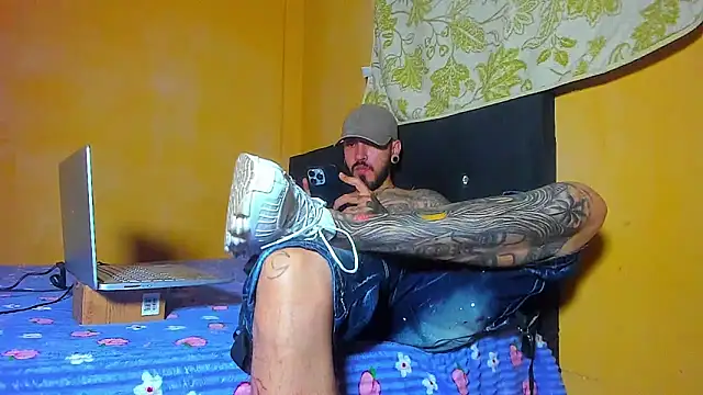 Snapshot of smoker445 chatting on 05-20-26, 05:13 smoker445 online show from 05-20-26, 05:13