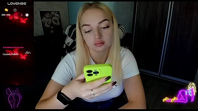 Snapshot of Stella__Cox chatting on 09-15-25, 05:29 Stella Cox online show from 09-15-25, 05:29