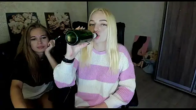 Snapshot of Stella__Cox chatting on 10-26-25, 11:09 Stella Cox online show from 10-26-25, 11:09