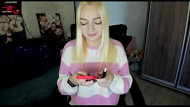 Snapshot of Stella__Cox chatting on 10-30-25, 06:37 Stella Cox online show from 10-30-25, 06:37