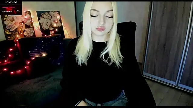 Snapshot of Stella__Cox chatting on 11-02-25, 06:16 Stella Cox online show from 11-02-25, 06:16