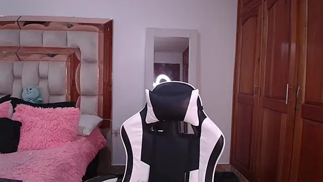 emilyaboott online show from 04-11-26, 09:19