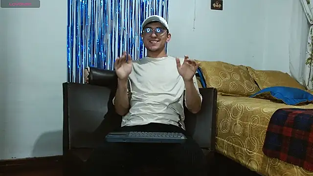 Snapshot of samfox_ chatting on 10-02-25, 02:07 samfox  online show from 10-02-25, 02:07