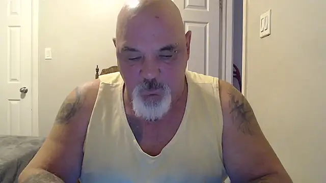 Newfiesausage1972 online show from 02-05-25, 02:37