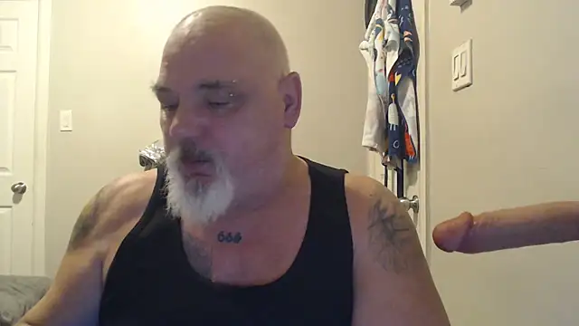 Newfiesausage1972 online show from 02-18-25, 01:55