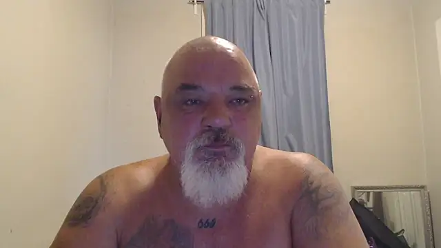 Newfiesausage1972 online show from 10-14-25, 09:37