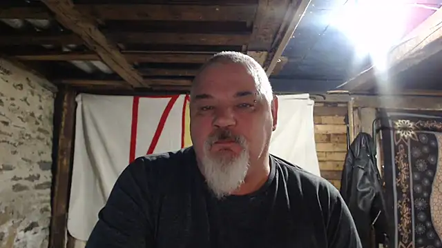 Newfiesausage1972 online show from 12-17-25, 09:37