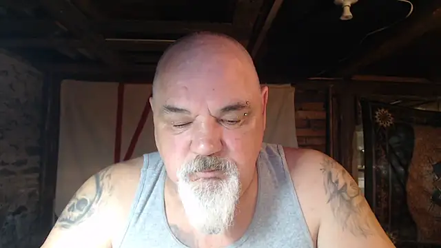 Newfiesausage1972 online show from 04-05-26, 11:24