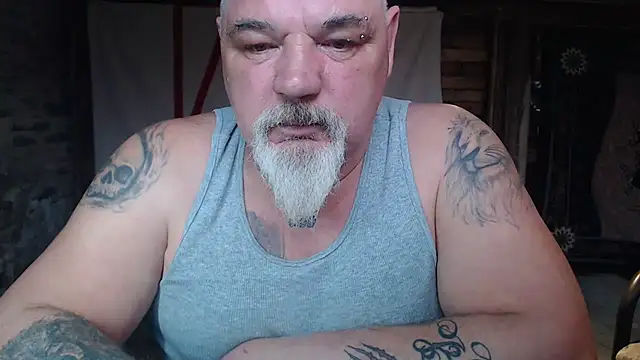 Newfiesausage1972 online show from 04-06-26, 08:32