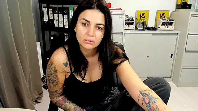 Snapshot of TiffanySweet chatting on 11-21-25, 06:50 TiffanySweet online show from 11-21-25, 06:50