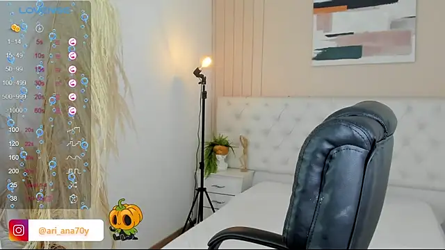 Snapshot of LOISE-XX chatting on 10-15-25, 04:23 LOISE-XX online show from 10-15-25, 04:23