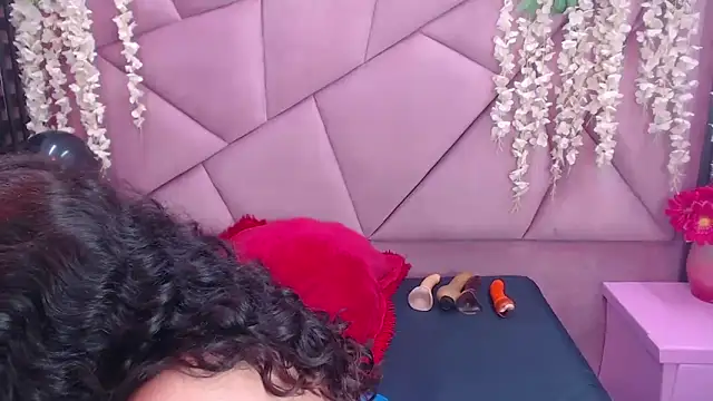 Sofia Hernandez  online show from 04-06-26, 01:45