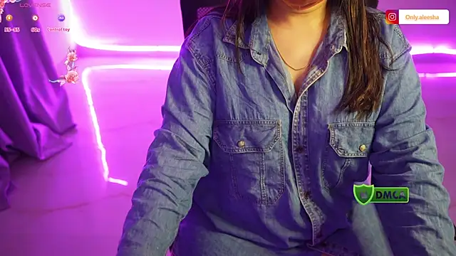 Snapshot of only_aleesha chatting on 10-18-25, 05:46 only aleesha online show from 10-18-25, 05:46