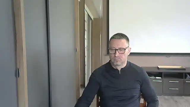 Snapshot of HarrySnake chatting on 10-15-25, 06:46 HarrySnake online show from 10-15-25, 06:46