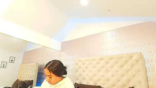 Snapshot of Sara_Desire chatting on 02-01-25, 12:26 Sara Desire online show from 02-01-25, 12:26