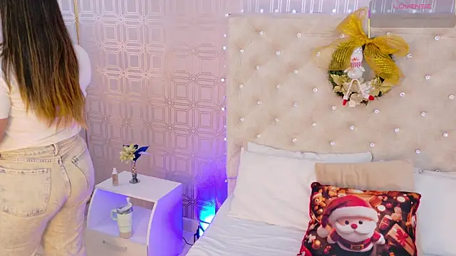 Snapshot of Sara_Desire chatting on 11-27-25, 12:18 Sara Desire online show from 11-27-25, 12:18