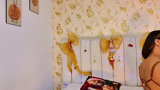 Snapshot of Sara_Desire chatting on 12-14-25, 12:21 Sara Desire online show from 12-14-25, 12:21