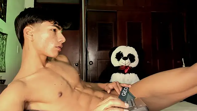 Snapshot of Teo_skinny chatting on 05-15-26, 04:14 Teo skinny online show from 05-15-26, 04:14