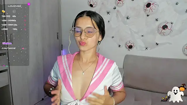 Lilacutte  online show from 10-31-25, 02:12