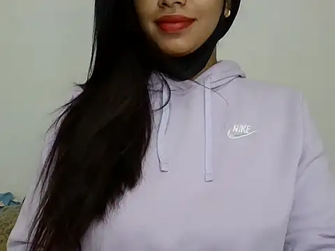 Snapshot of sparkling_queen chatting on 12-12-24, 03:32 sparkling queen online show from 12-12-24, 03:32