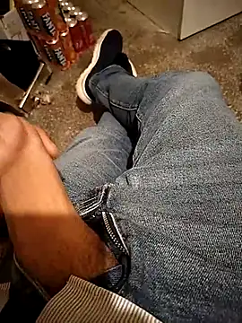 Snapshot of A_man_in_public chatting on 10-24-25, 11:28 A man in public online show from 10-24-25, 11:28