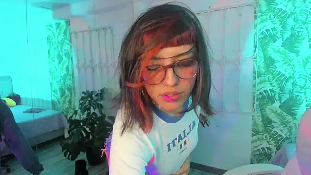 Snapshot of cute_hollywood chatting on 11-13-25, 08:52 cute hollywood online show from 11-13-25, 08:52