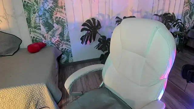 Snapshot of cute_hollywood chatting on 12-05-25, 08:49 cute hollywood online show from 12-05-25, 08:49