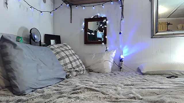 Genevieve143 online show from 12-13-25, 08:04