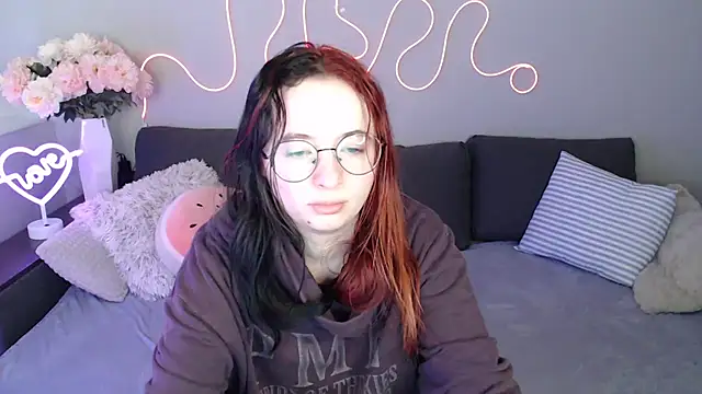 Mini Diva online show from 11-16-25, 09:04