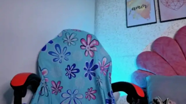 Snapshot of luly_pink chatting on 06-17-26, 04:04 luly pink online show from 06-17-26, 04:04