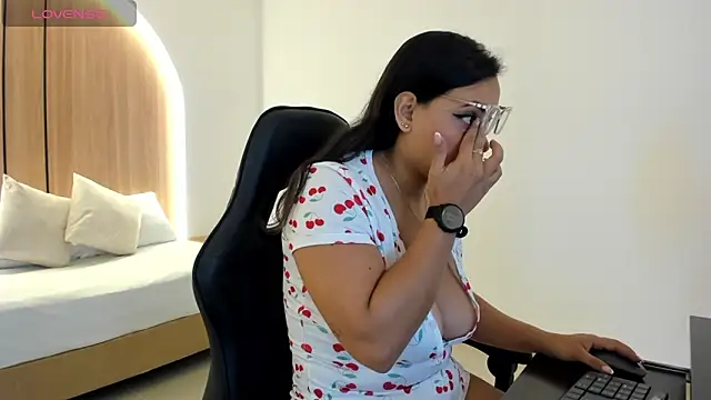 zoe danae  online show from 10-23-25, 12:15